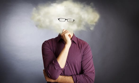 Foto de un hombre con la cabeza en las nubes