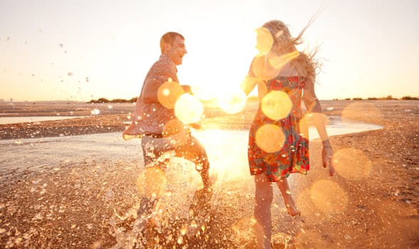 Foto de una pareja feliz en la playa