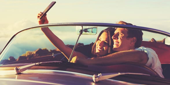 Photo d'un couple qui parle d'un selfie