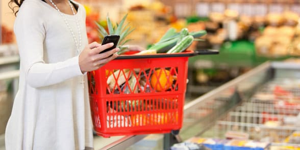 女性の食料品の買い物の写真