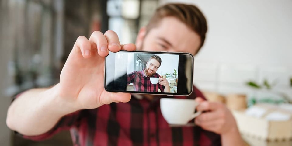 Foto van een man die een selfie maakt