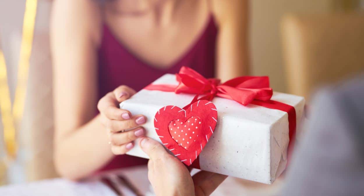 15 Unique and Creative Valentine's Day Gifts For Her - Society19